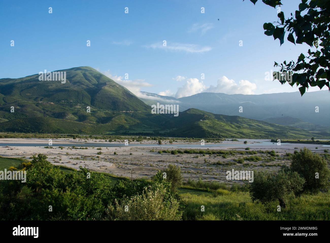 Die Vjosa, Europas letzter ungezähmter Fluss von der Quelle bis zur Mündung Stock Photo