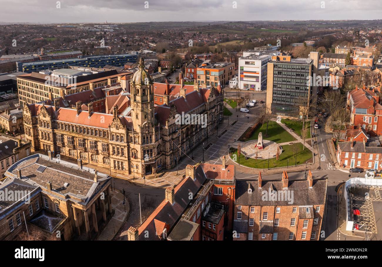 WAKEFIELD, WEST YORKSHIRE, UK - FEBRUARY 19, 2024.  Aerial panorama landscape of the historic Wakefield County Hall building and Coronation Gardens in Stock Photo
