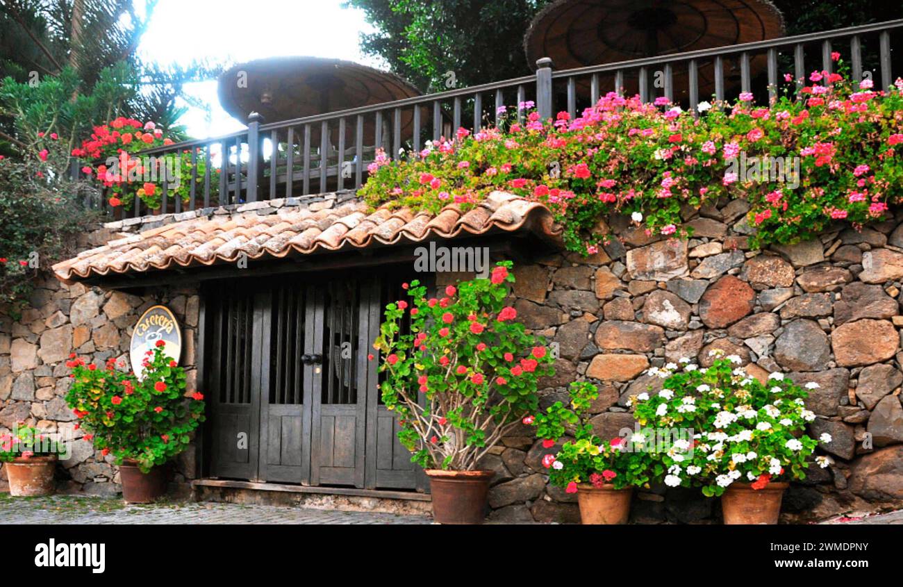 Spanische Cafeteria mit viele Blumen geschmückt - gesehen am 02.04.2015 in Jandia auf Fuerteventura-Süd *** Spanish cafeteria decorated with many flowers seen on 02 04 2015 in Jandia on Fuerteventura South Stock Photo