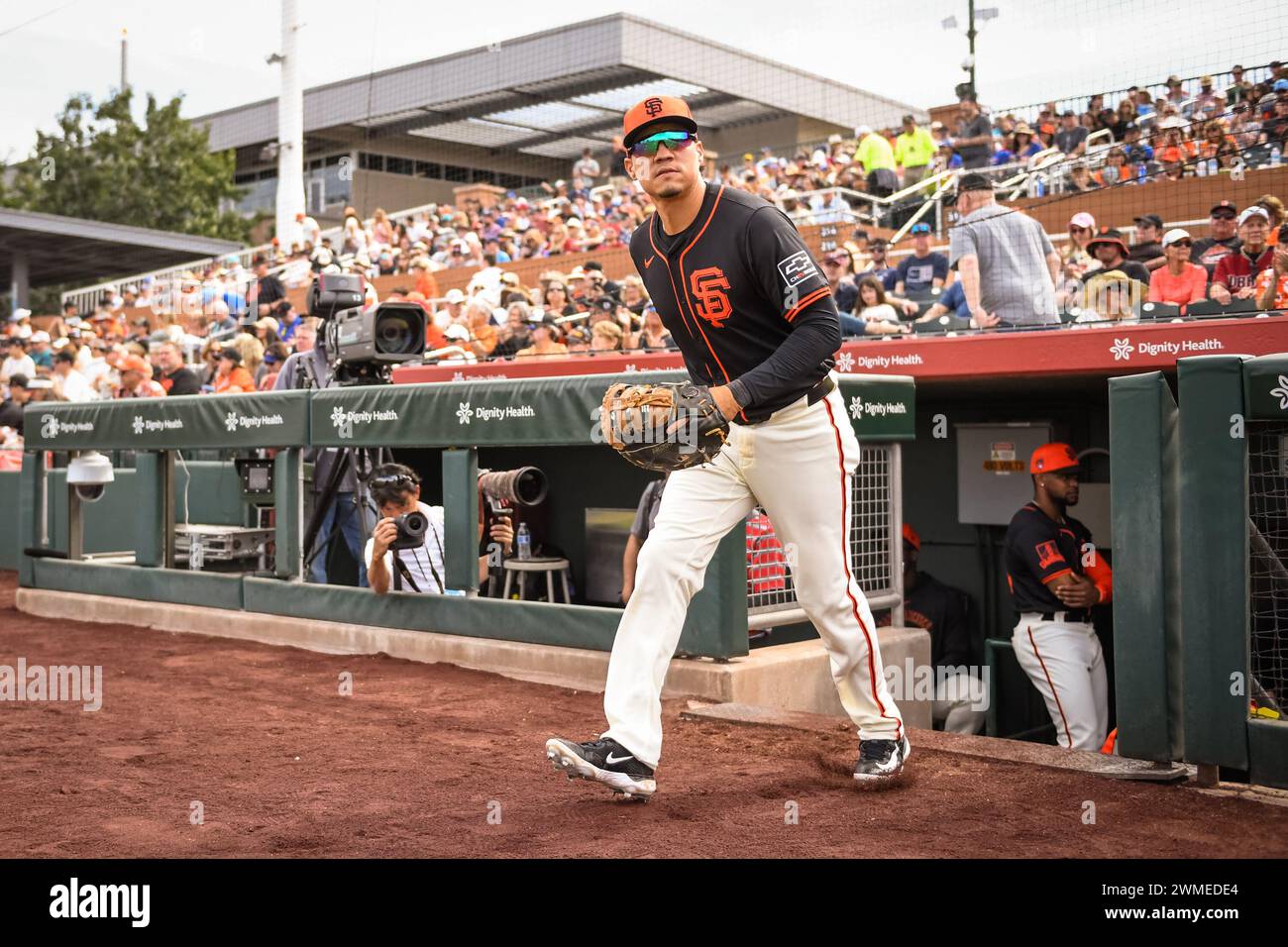 San Francisco Giants first baseman Wilmer Flores (41) runs onto the