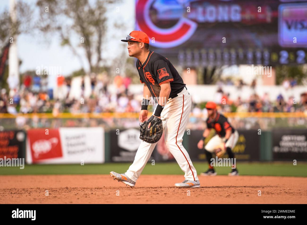 San Francisco Giants first baseman Yoshi Tsutsugo (34) stands ready in