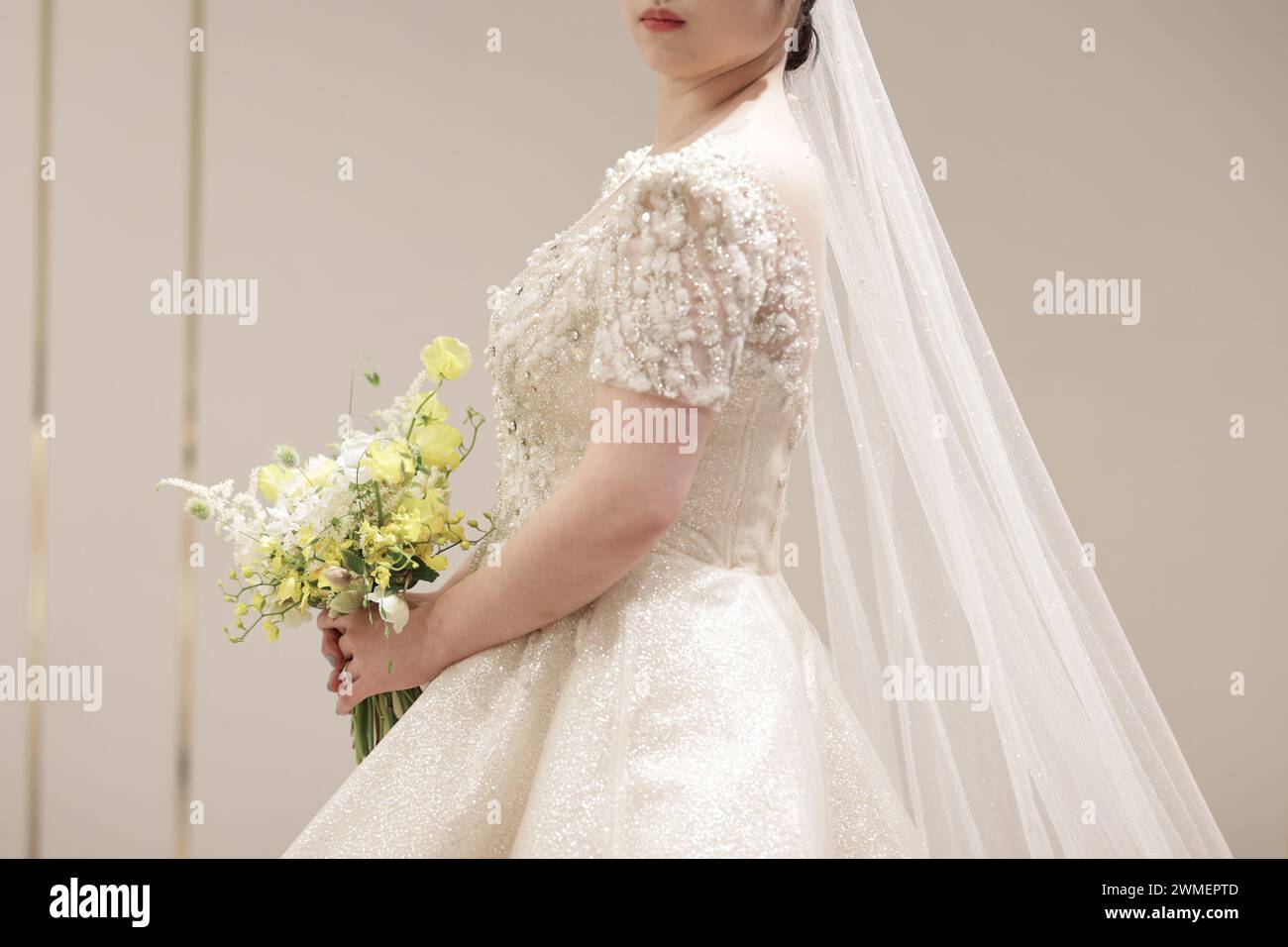 Happy wedding day - Bride detail cuts Stock Photo - Alamy