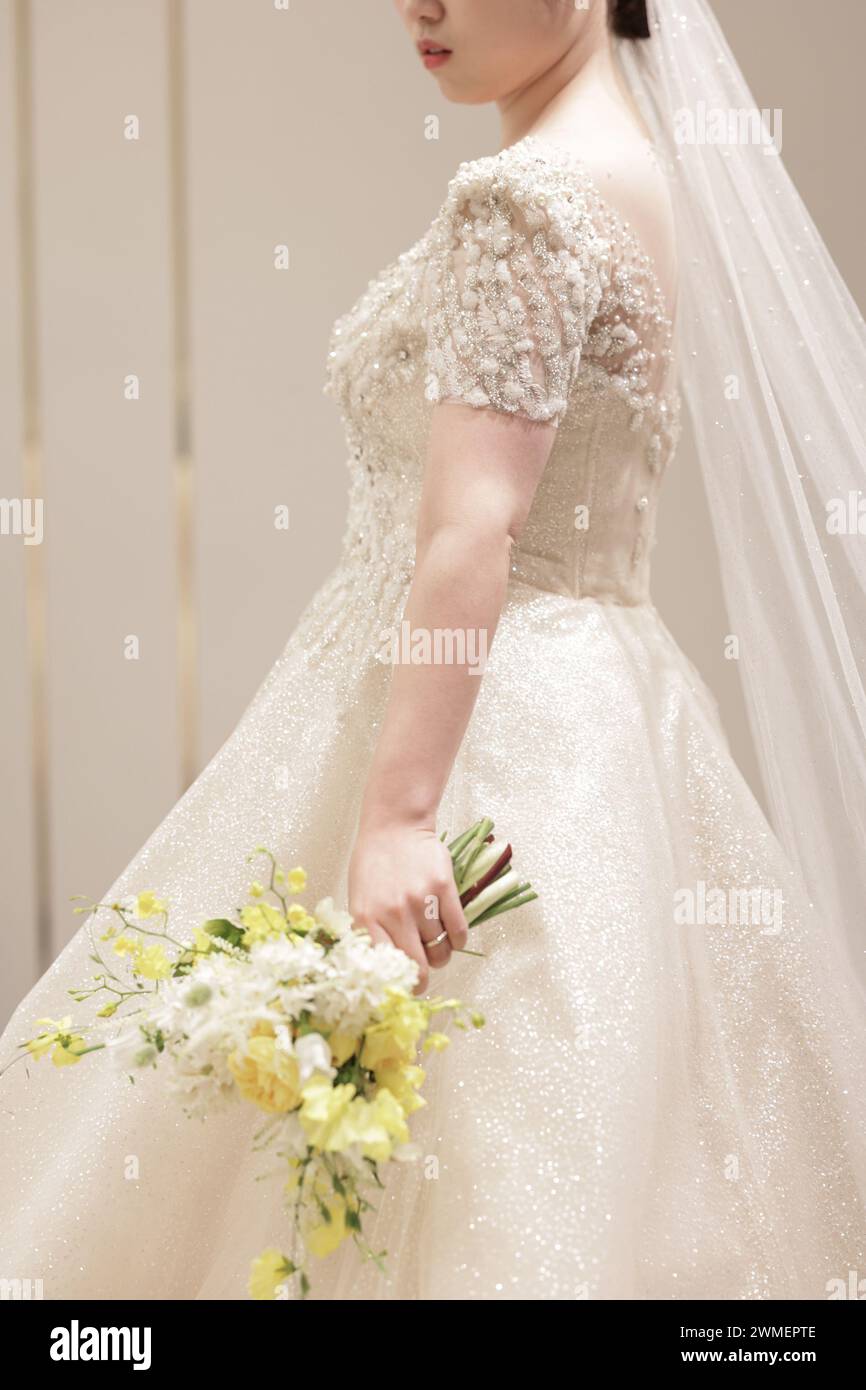 Happy wedding day - Bride detail cuts Stock Photo - Alamy