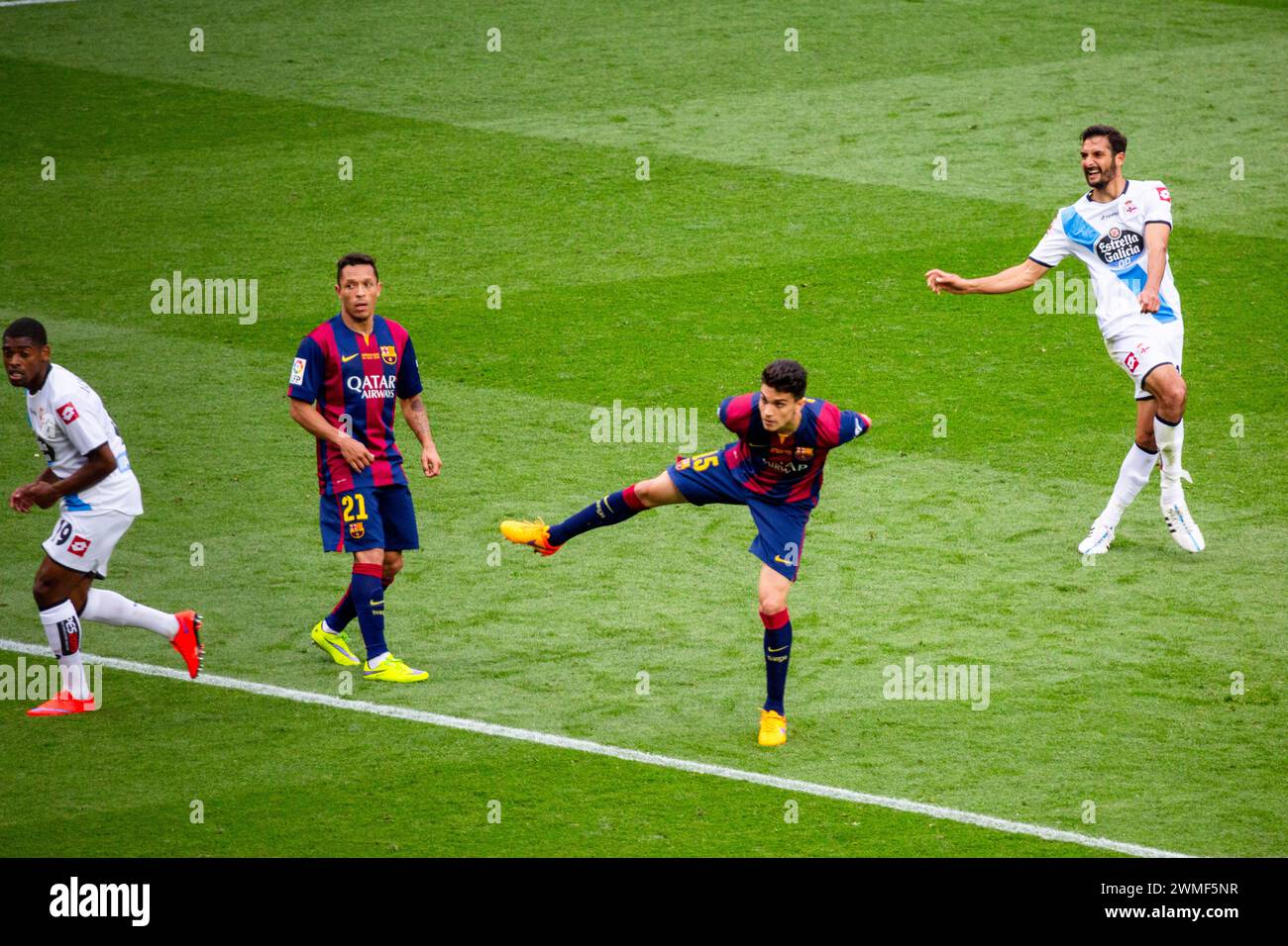 CELSO BORGES, DEPORTIVO DE CORUNA, 2015: Celso Borges of Deportivo shoots from the edge of the box. The final game of the La Liga 2014-15 season in Spain between Barcelona FC and Deportivo de La Coruna at Camp Nou, Barcelona on May 23 2015. The Game finished 2-2. Barcelona celebrated winning the championship title and legend Xavi's final home game. Deportivo got the point they needed to avoid relegation. Photograph: Rob Watkins Stock Photo