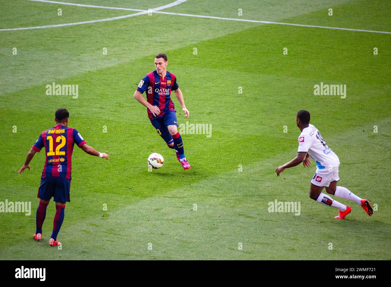 THOMAS VERMAELEN, BARCELONA FC, 2015: Thomas Vermaelen drives at the Deportivo defence. The final game of the La Liga 2014-15 season in Spain between Barcelona FC and Deportivo de La Coruna at Camp Nou, Barcelona on May 23 2015. The Game finished 2-2. Barcelona celebrated winning the championship title and legend Xavi's final home game. Deportiva got the point they needed to avoid relegation. Photograph: Rob Watkins Stock Photo