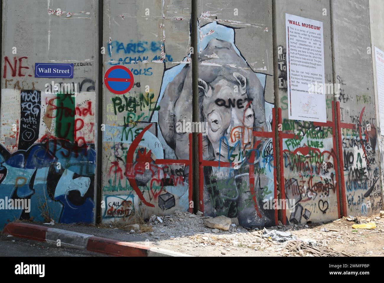 © Manoel Penicaud/Le Pictorium/MAXPPP - Bethleem 06/08/2015 Manoel Penicaud/Le Pictorium - 06/08/2015 - Cisjordanie/Bethleem - Le rhinoceros de Banksy A l'entree de Bethleem, le mur de separation ou de protection est devenu un lieu d'expression politique pour des artistes du monde entier (tel Banksy, etc). Le cas de l'icone 'Notre Dame qui fait tomber les murs' dessinee par Ian Knowles a cote du check-point est emblematique de la mobilisation de la figure de Marie, partagee par les chretiens et les musulmans. - /06/08/2015 - West Bank/Bethlehem - The rhino by Banksy At th Stock Photo