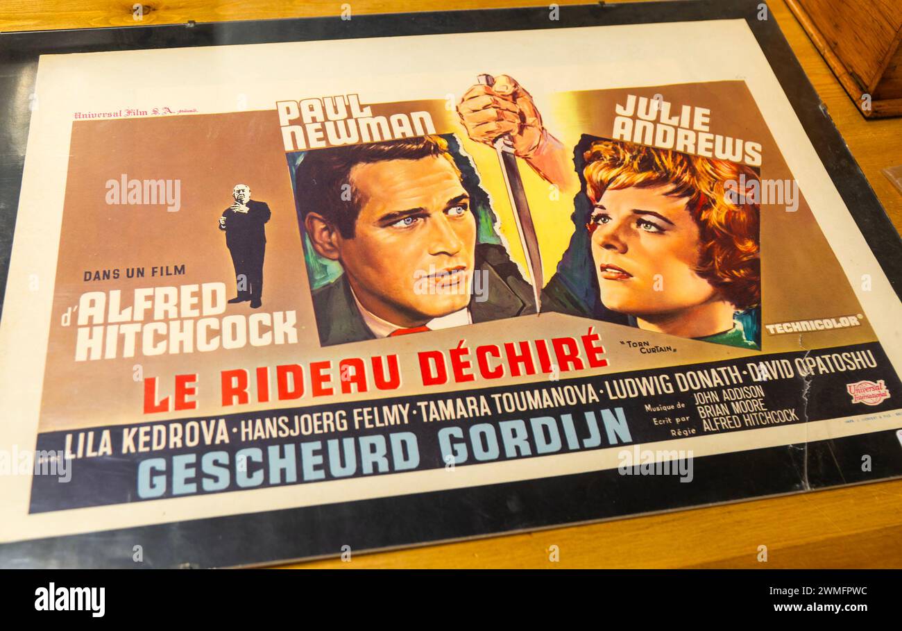 Old film movie poster, Paul Newman and Julie Andrews, Alfred Hitchcock film 'Le Rideau Déchiré' 'The Torn Curtain', 1966 Stock Photo