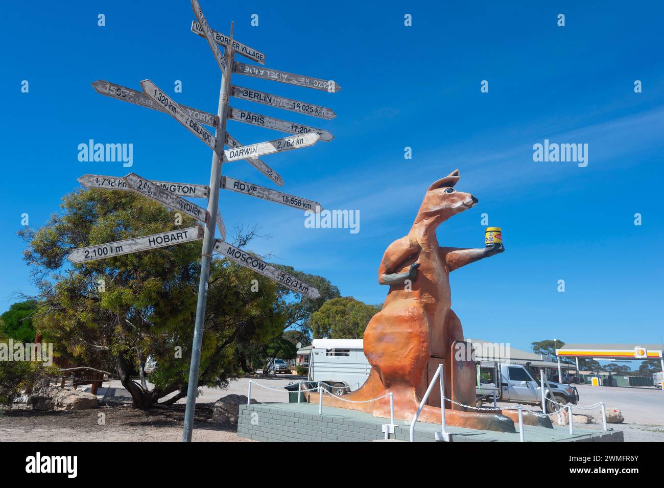 The Big Kangaroo statue at the Border Village, Nullarbor, Western and South Australia, SA, Australia Stock Photo