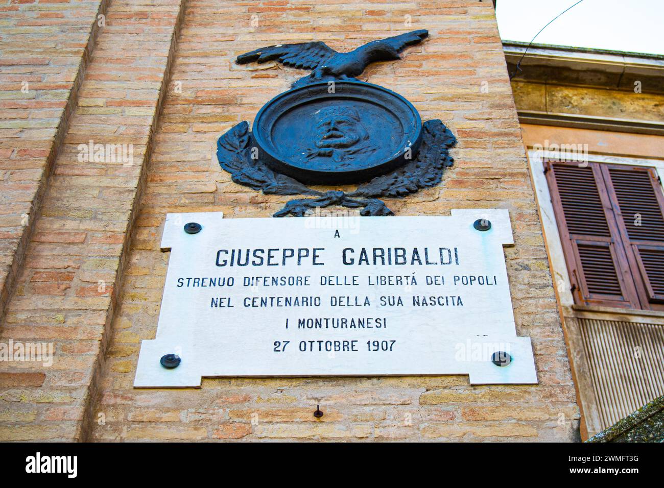 Città di Monte Urano - Targa dedicata a Giuseppe Garibaldi, situata nella parte laterale della porta dell'orologio. Omaggio al risorgimento italiano. Stock Photo