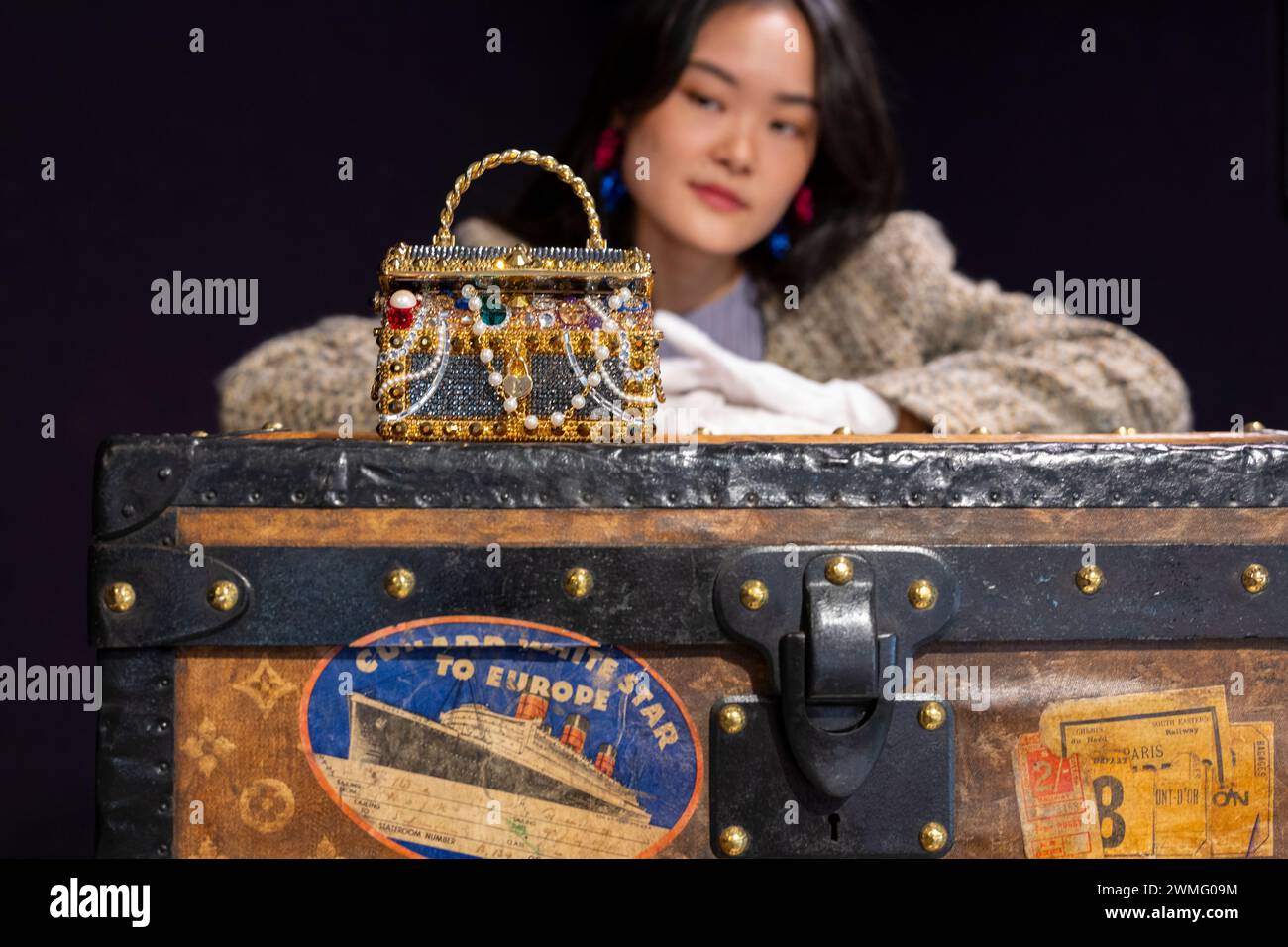 Louis vuitton clutch bag hi res stock photography and images Alamy