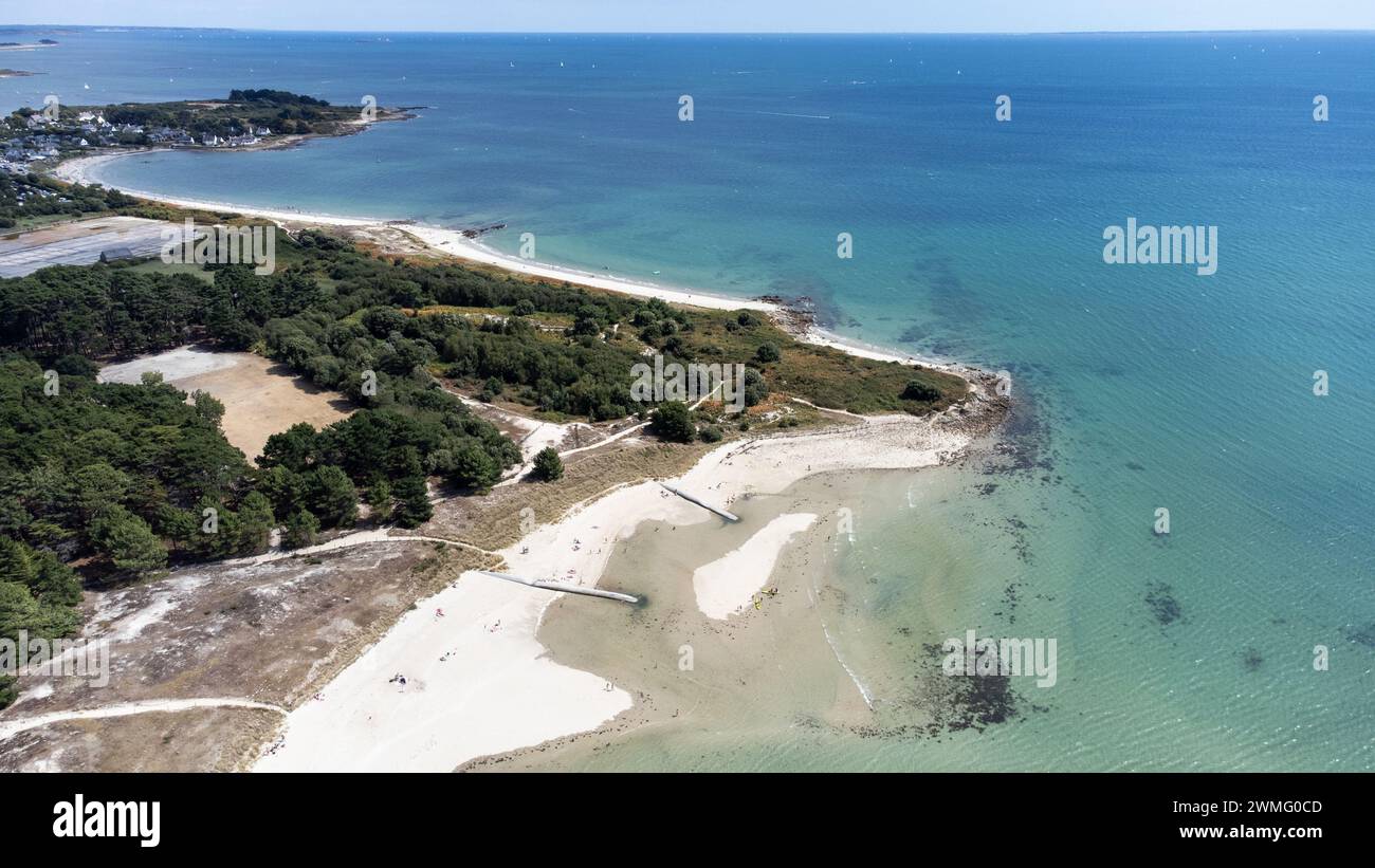 France, Brittany, Morbihan, la Trinite-sur-Mer on 2022-07-25. Summer aerial photograph of the town of La Trinite-sur-Mer, a popular port and seaside r Stock Photo