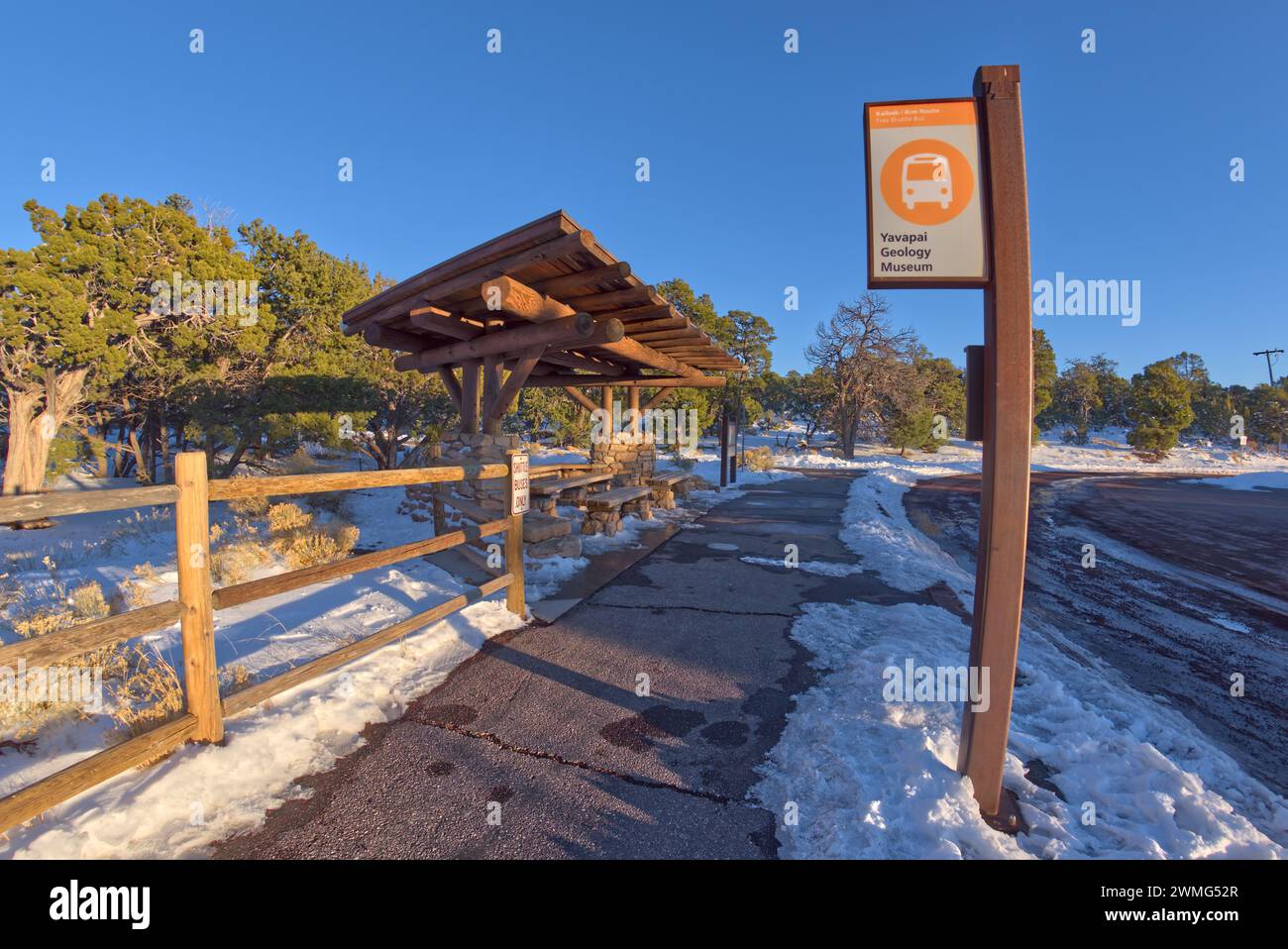 Yavapai Geology Museum Bus Stop at Grand Canyon Stock Photo Alamy