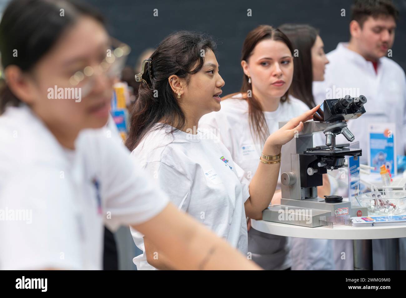 Stand der UNI-Klinik Kšln. Kšlner Messehalle, Berufsorientierungsmesse EINSTIEG. Hier treffen SchŸler auf knapp 350 Aussteller wie Unternehmen, Univer Stock Photo