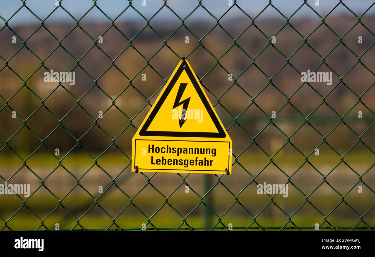 Ein Schild warnt vor Hochspannung, diese kann lebensgefährlich sein. (Dogern, Deutschland, 07.01.2023) Stock Photo
