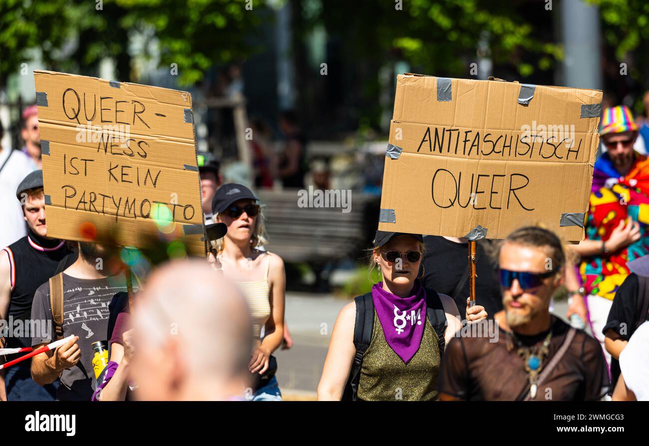 Auf Karton schrieben Teilnehmer des CSD Freiburg ihre Forderung hin. Am CSD Freiburg nahmen, bei