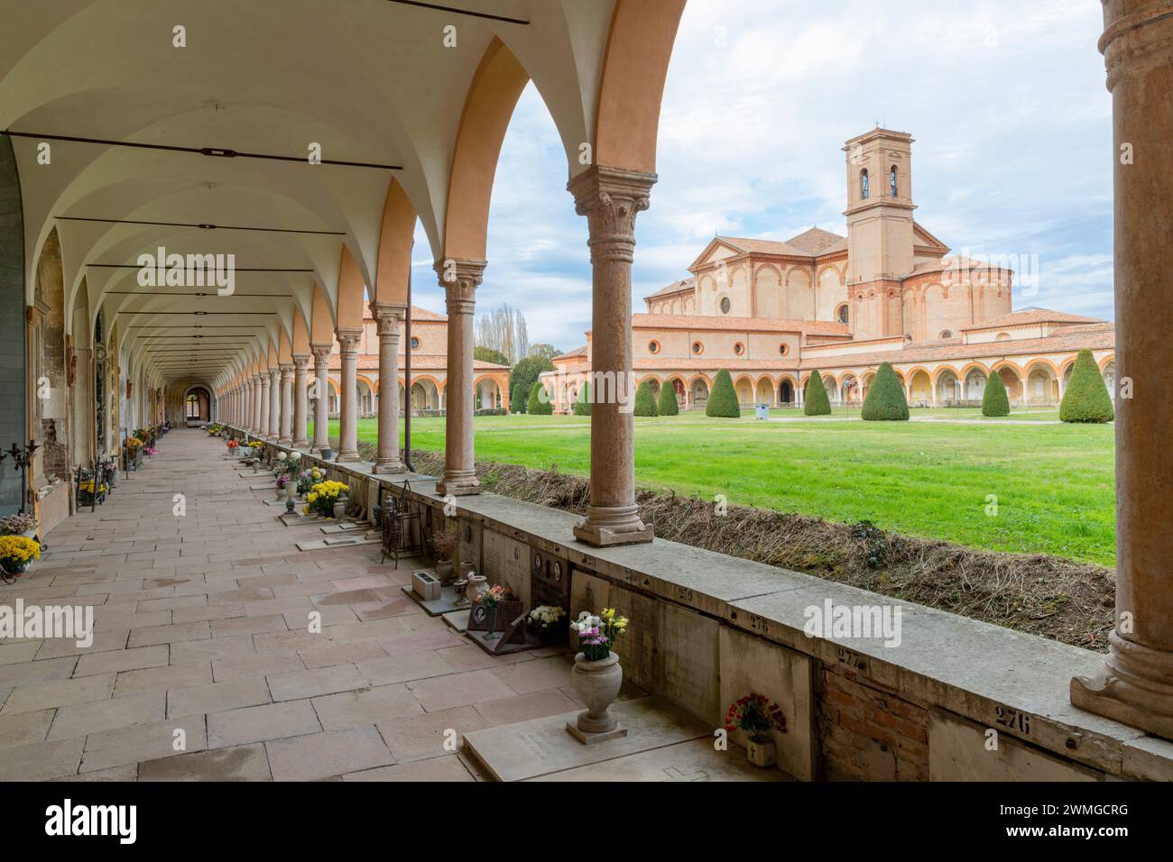 Italy cemetery hi-res stock photography and images - Alamy, image size:1300x956