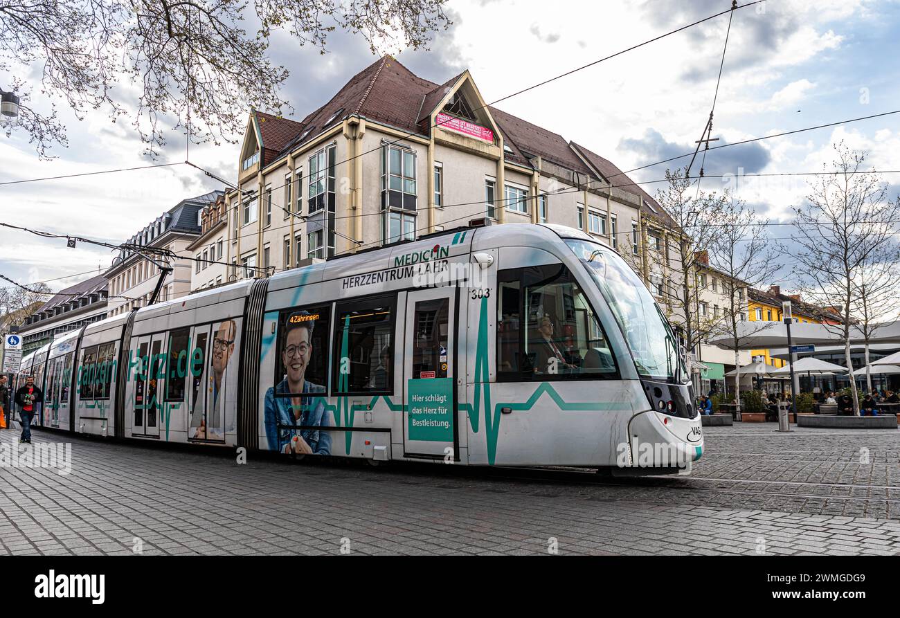 Eine Strassenbahn der Freiburger Verkehrs AG fährt in der Freiburger Innenstadt. (Freiburg im Breisgau, Deutschland, 15.04.2023) Stock Photo