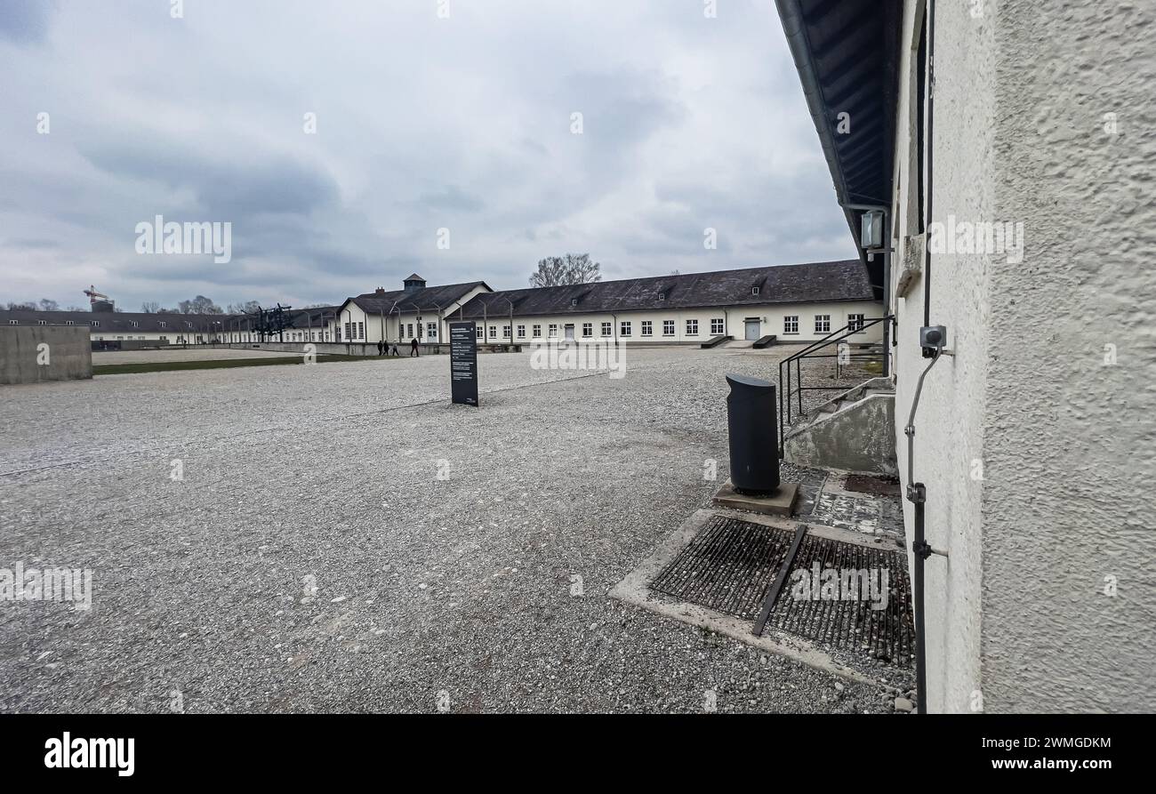 Blick vom Wirtschaftsgebäude auf den Appellplatz des Konzentrationslager Dachau. (Dachau, Deutschland, 08.04.2023) Stock Photo