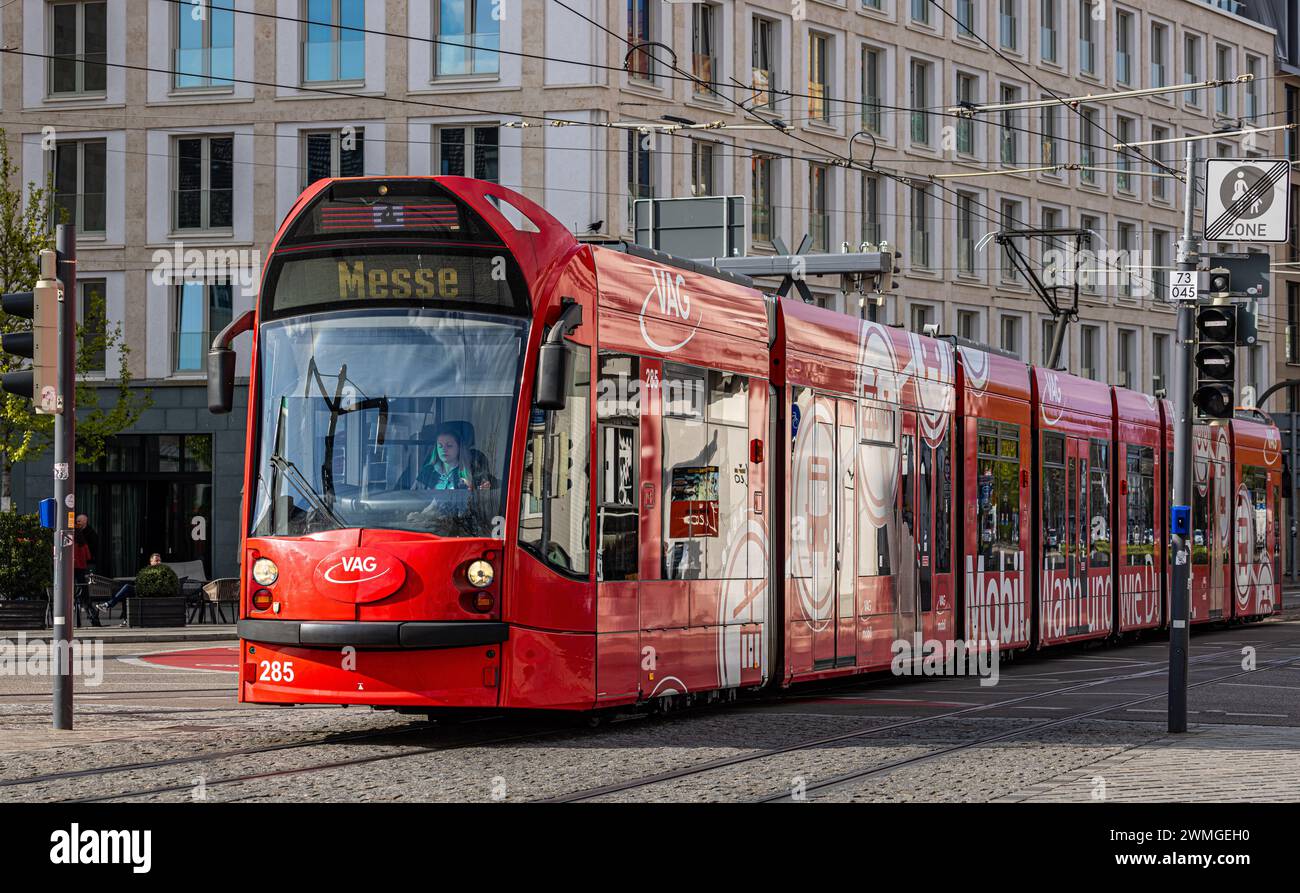 Eine Strassenbahn der Linie 4 fährt am Platz der alten Synagoge vorbei und hält bei der Haltestelle Stadttheater. Auf der Seite hat die Strassenbahn v Stock Photo