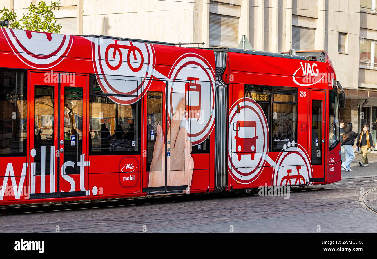 Eine Strassenbahn in Freiburg fährt am Platz der alten Synagoge vorbei. Auf der Seite sind verschiedene Mobilitätsformen zu finden. (Freiburg im Breis Stock Photo