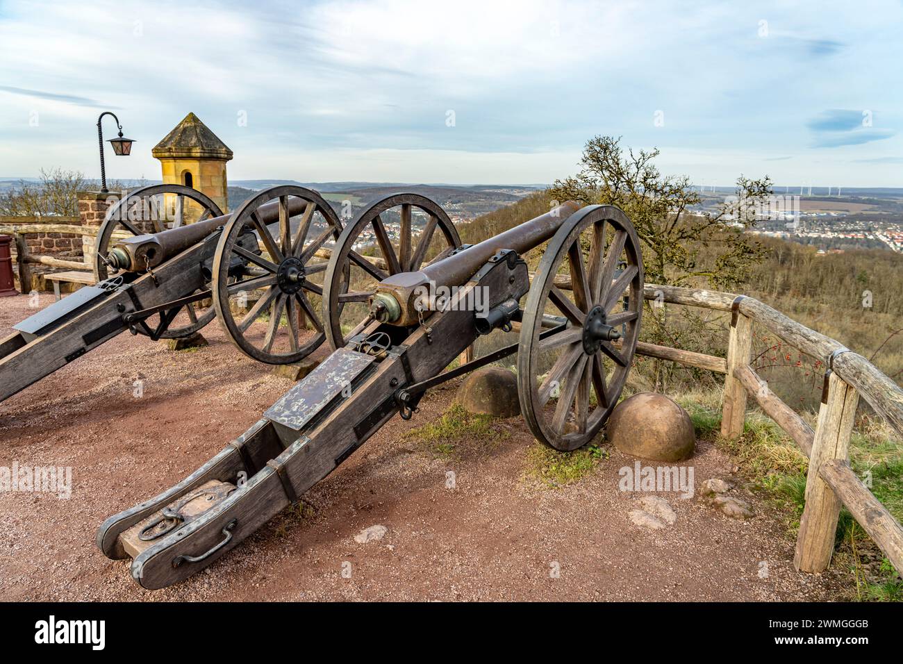 Die Kanonen auf der Schanze der Wartburg, UNESCO Welterbe in Eisenach, Thüringen, Deutschland  |  The cannons of the Wartburg castle, UNESCO world her Stock Photo