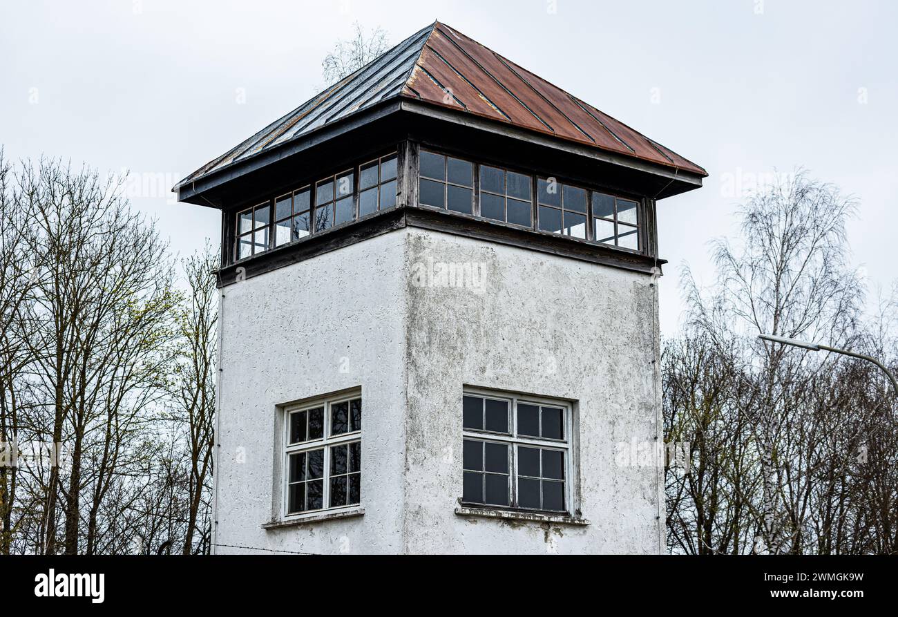 Einer von insgesamt sieben Wachtürmen im ehemaligen Konzentrationslager Dachau. Heute ist das KZ Dachau eine Gedänksstätte. (Dachau, Deutschland, 08.0 Stock Photo