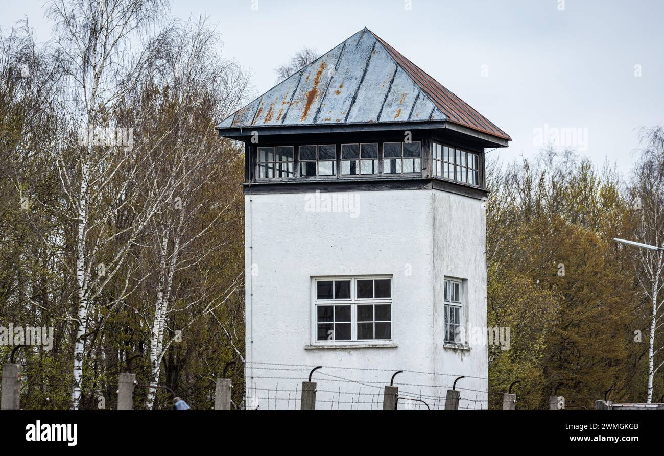 Einer von insgesamt sieben Wachtürmen im ehemaligen Konzentrationslager Dachau. Heute ist das KZ Dachau eine Gedänksstätte. (Dachau, Deutschland, 08.0 Stock Photo