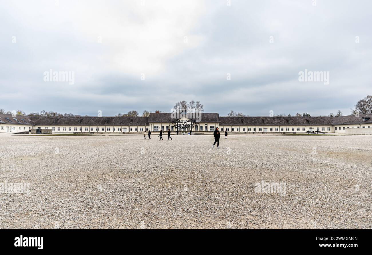 Blick über den Appellplatz zum Wirtschaftsgebäude des ehemaligen KZ Dachau.  (Dachau, Deutschland, 08.04.2023) Stock Photo