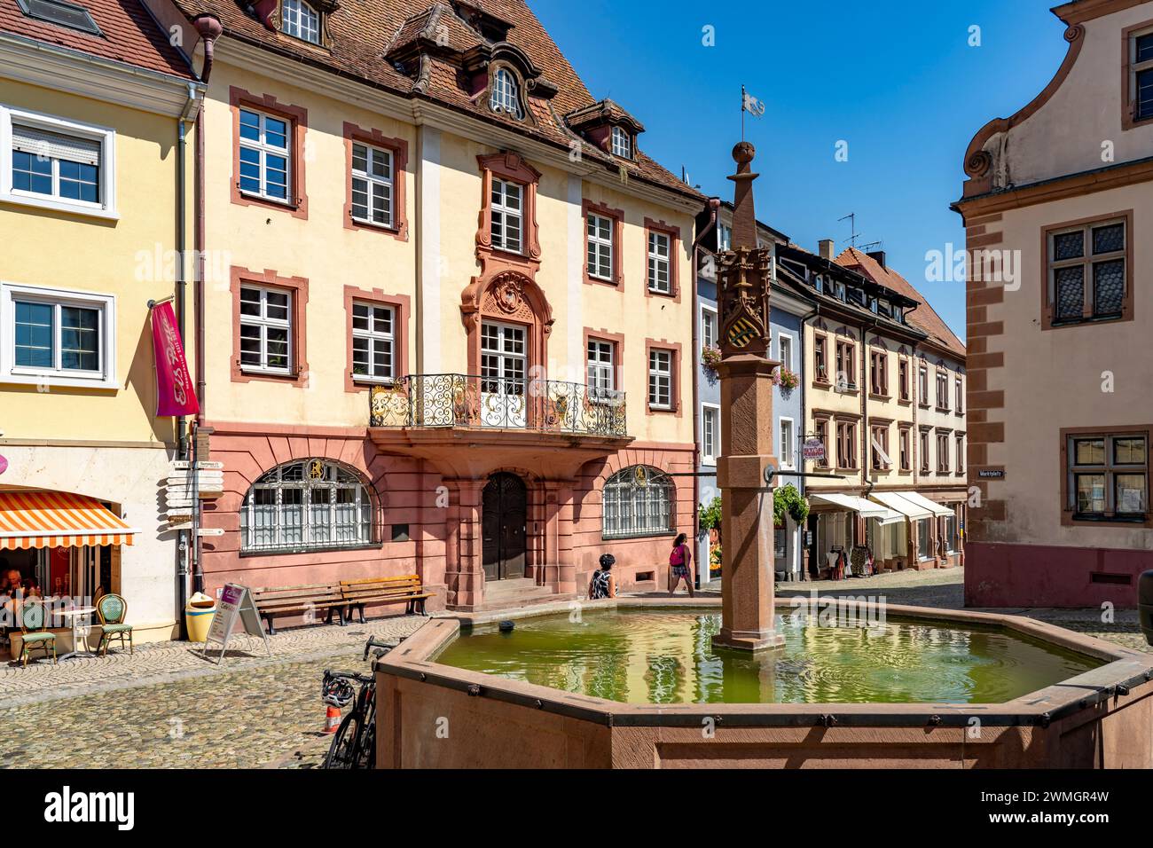 Brunnen und Neues Rathaus am Marktplatz in Endingen am Kaiserstuhl