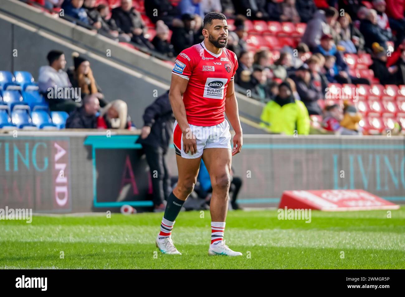 NENE MACDONALD waiting for the bal. Salford Red Devils Vs Castleford Tigers Betfred Super League Round 2, Salford Community Stadium, 25th February 2024. Credit: James Giblin/Alamy Live News. Stock Photo