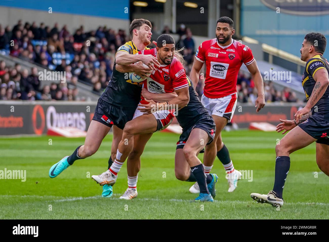 NENE MACDONALD getting through the castleford defence. Salford Red Devils Vs Castleford Tigers Betfred Super League Round 2, Salford Community Stadium, 25th February 2024. Credit: James Giblin/Alamy Live News. Stock Photo