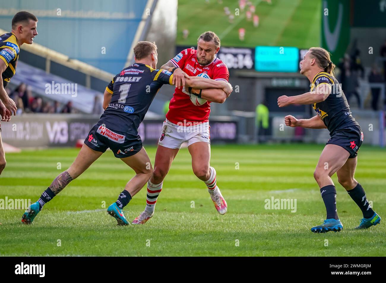 CHRIS HANKINSON getting away from the tackler. Salford Red Devils Vs Castleford Tigers Betfred Super League Round 2, Salford Community Stadium, 25th February 2024. Credit: James Giblin/Alamy Live News. Stock Photo