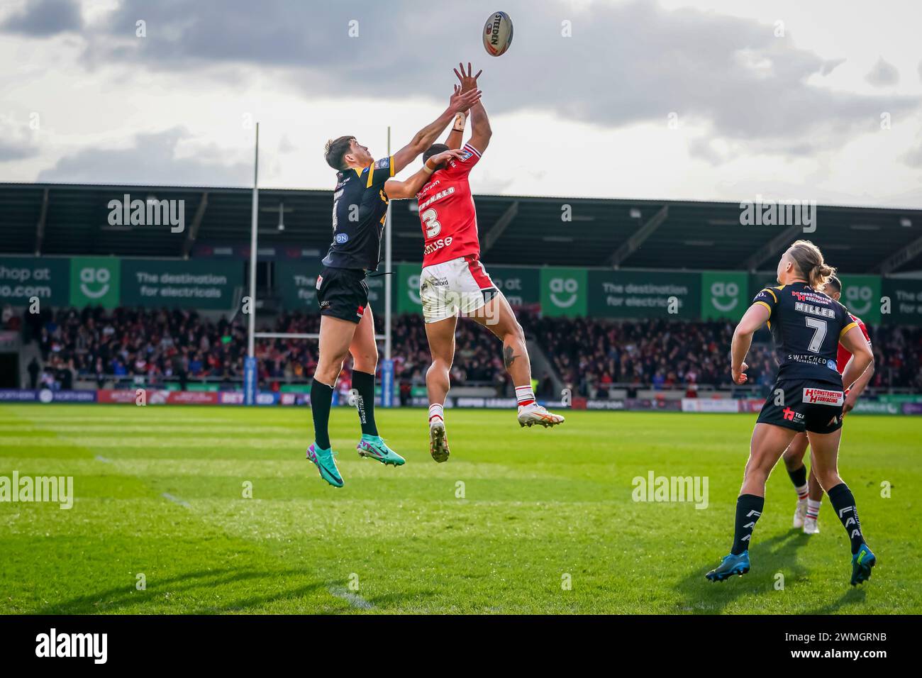NENE MACDONALD challenging for a high ball. Salford Red Devils Vs Castleford Tigers Betfred Super League Round 2, Salford Community Stadium, 25th February 2024. Credit: James Giblin/Alamy Live News. Stock Photo