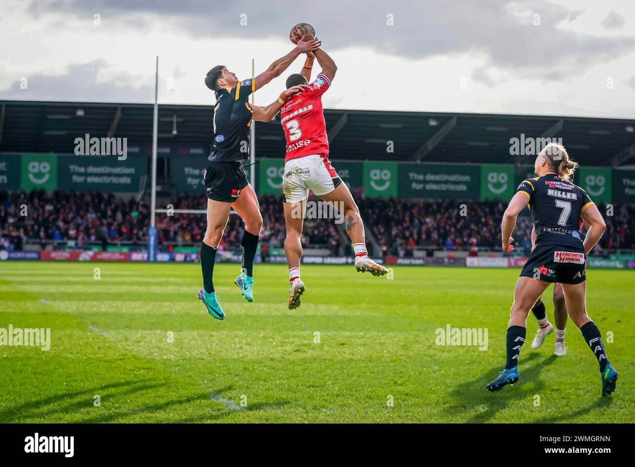 NENE MACDONALD challenging for a high ball. Salford Red Devils Vs Castleford Tigers Betfred Super League Round 2, Salford Community Stadium, 25th February 2024. Credit: James Giblin/Alamy Live News. Stock Photo