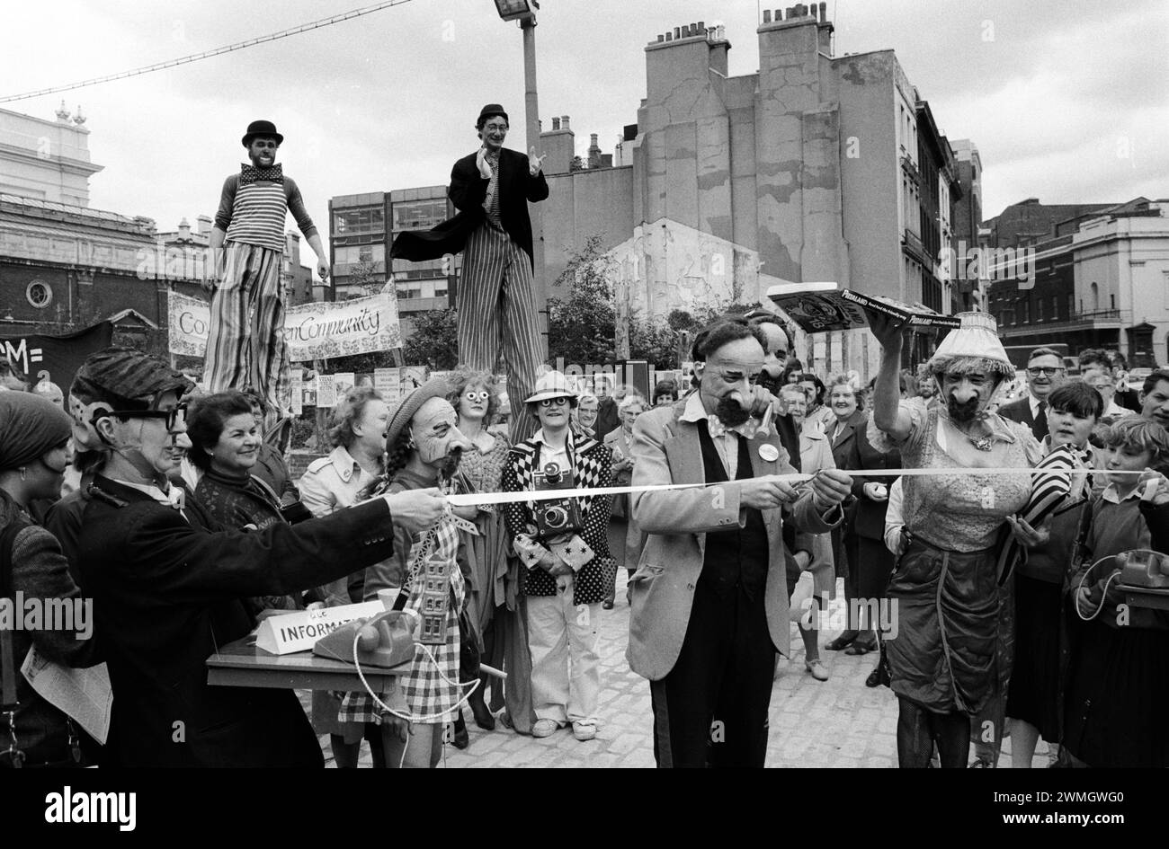 London 1980s protest. Opening of the new Covent Garden Piazza London by street artists from the Covent Garden Community Association wearing Sir Horace Cutler face masks, cutting the tape, the opening ceremony spoof tape. 19th June 1980. England UK 1980 1980s HOMER SYKES Stock Photo