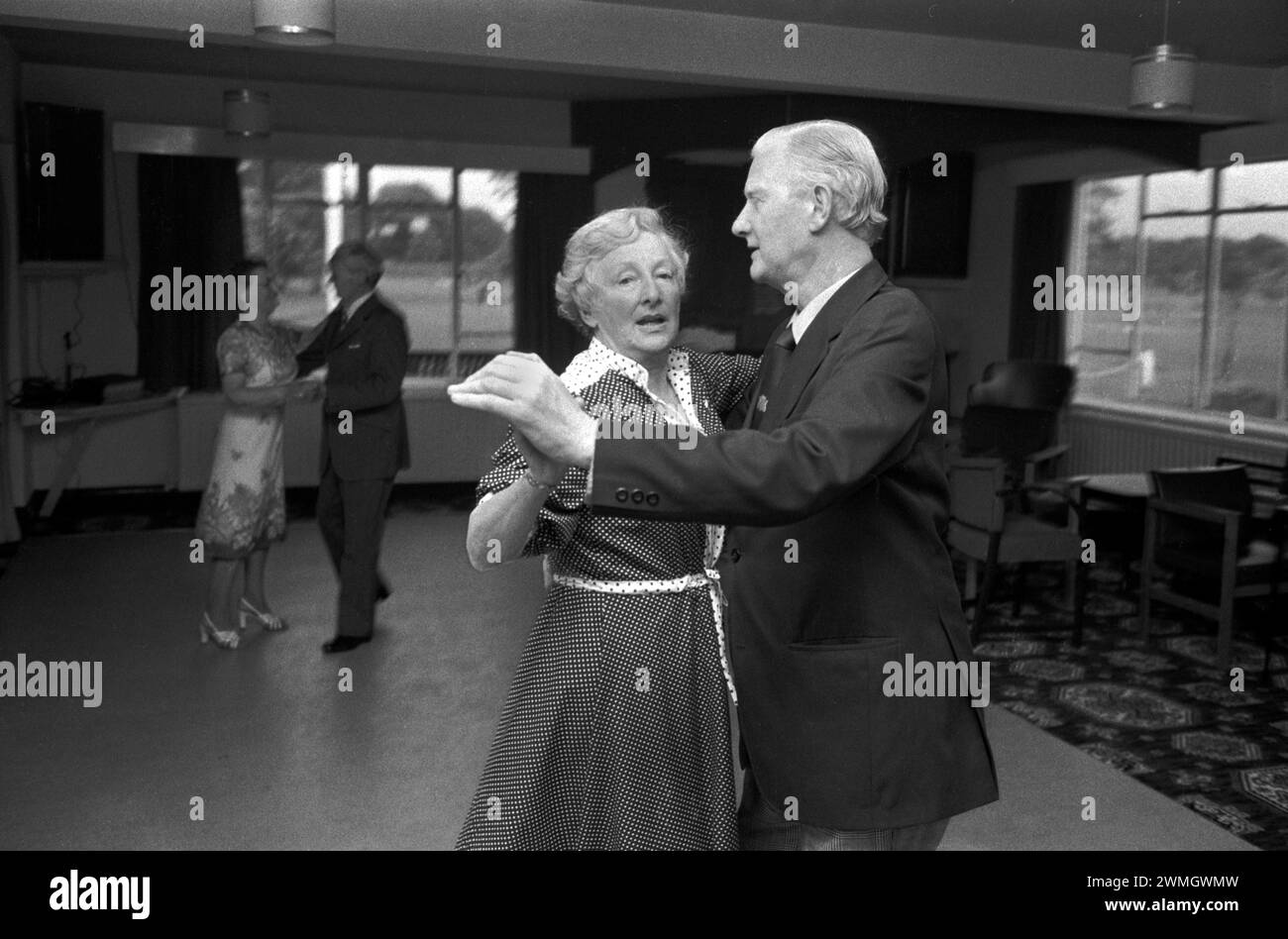 1980s Sunday afternoon at the Golf Club. Tea Dance couple dancing together. Didsbury Golf Club