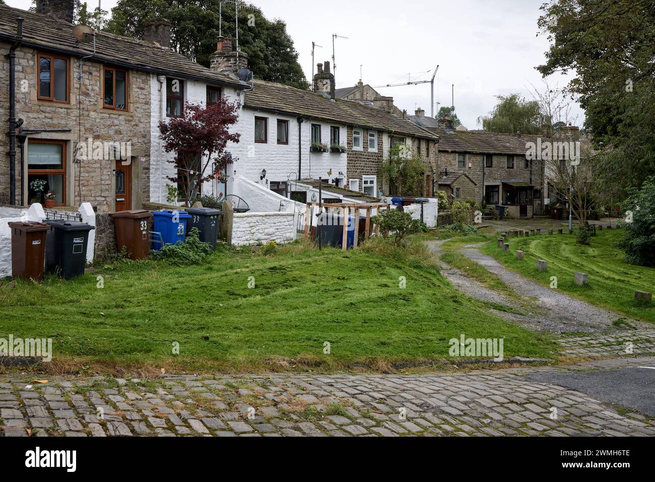 Wheelie bins cottage hi-res stock photography and images - Alamy