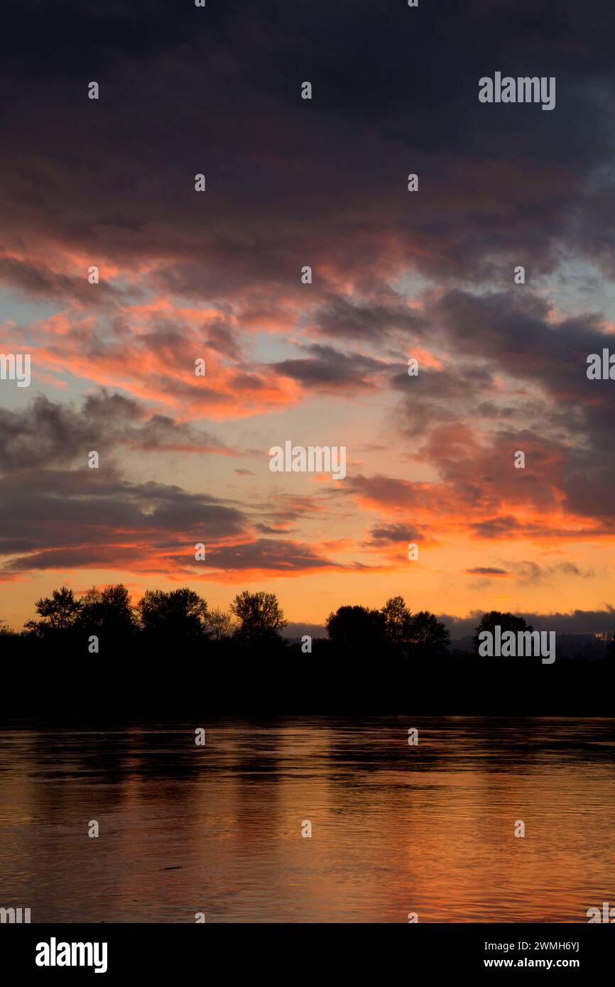 Willamette River sunset, Keizer Rapids Park, Keizer, Oregon Stock Photo
