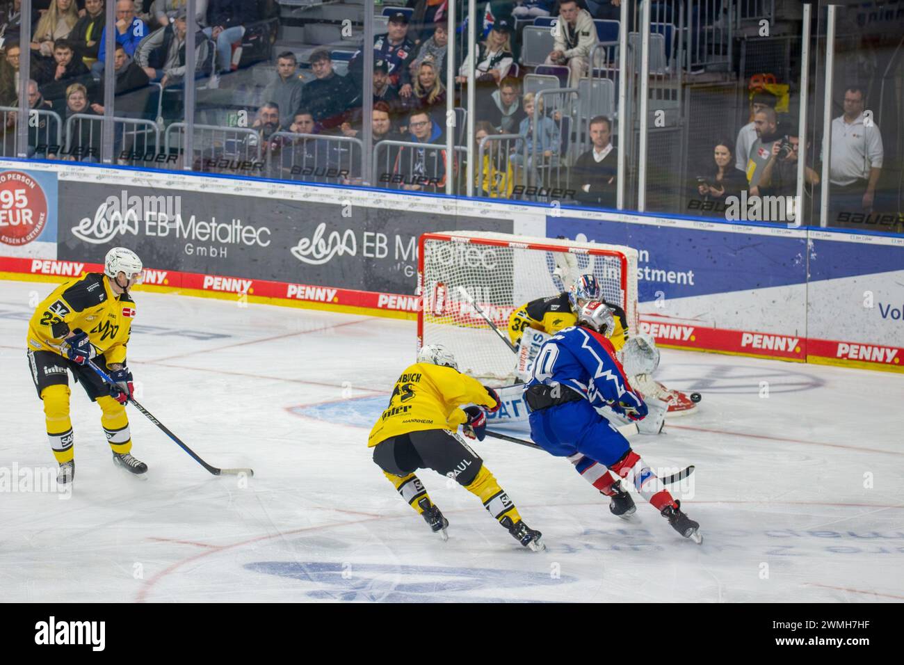 23.02.2024, DEL, Deutsche Eishockey Liga, 48. Spieltag): Adler Mannheim (Gelbe Trikots) gegen Nürnberg Ice Tigers (Blaue Trikots). Evan Barratt (10) a Stock Photo