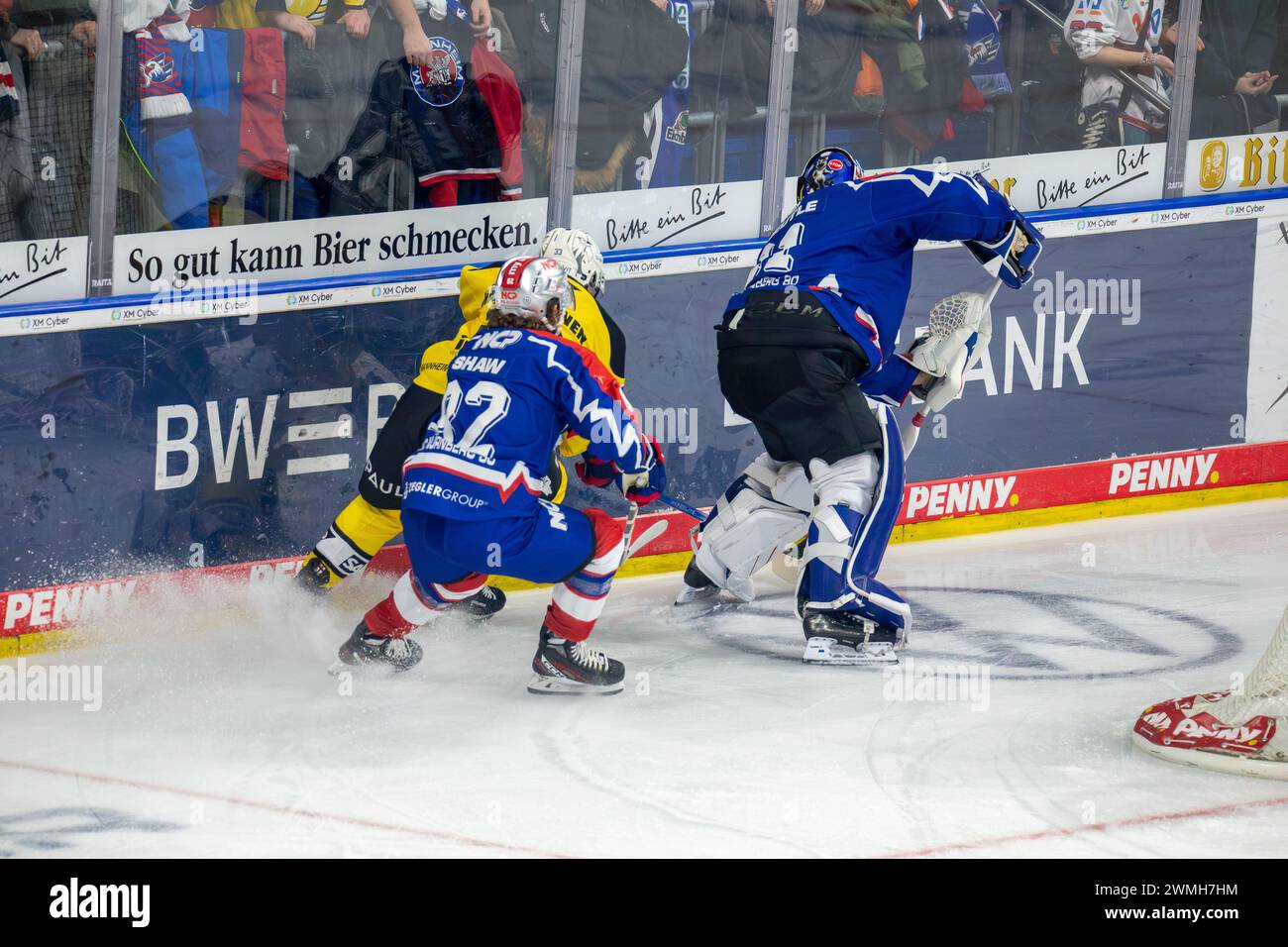 23.02.2024, DEL, Deutsche Eishockey Liga, 48. Spieltag): Adler Mannheim (Gelbe Trikots) gegen Nürnberg Ice Tigers (Blaue Trikots), 3:2 nach Overtime. Stock Photo