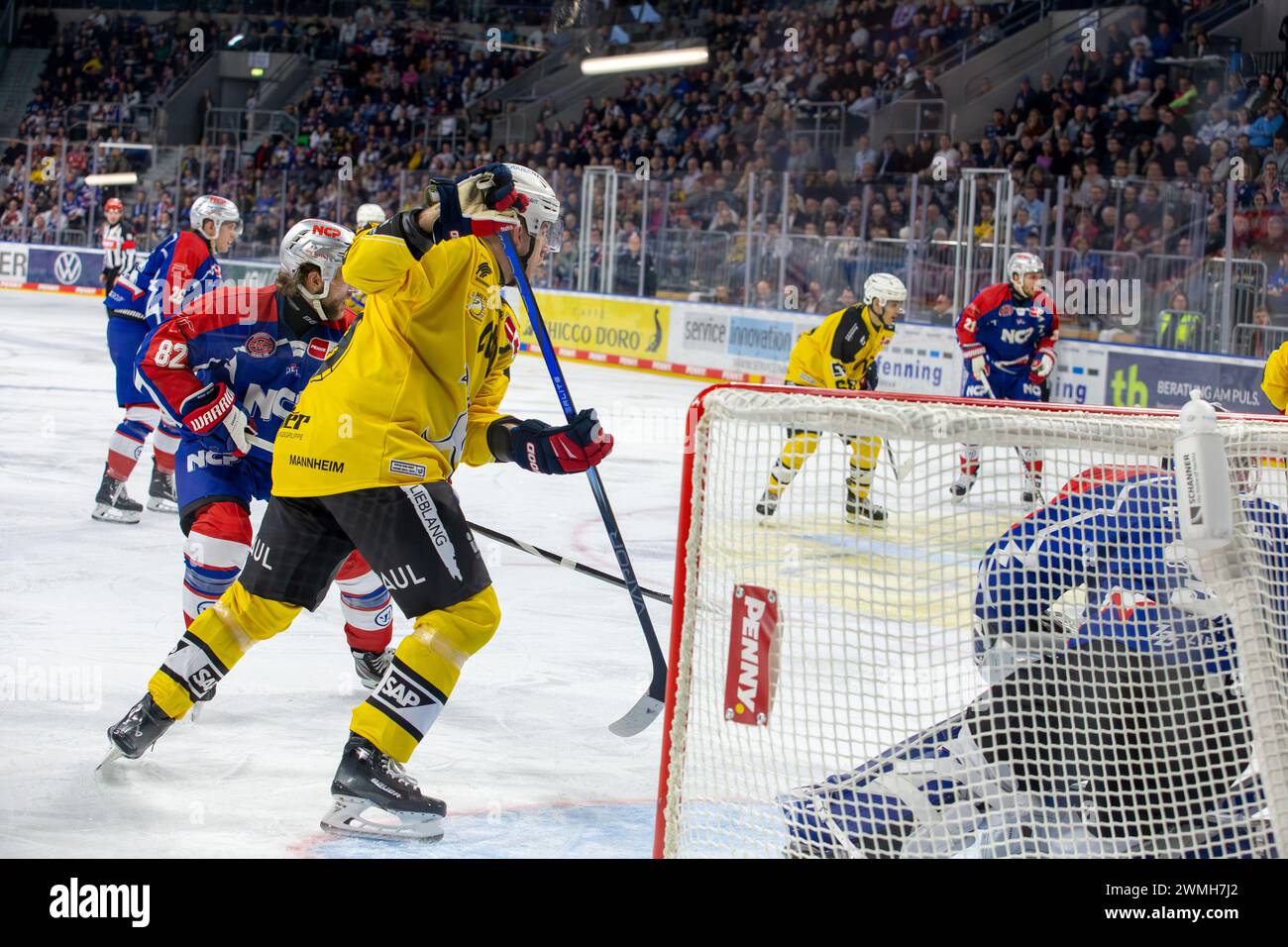 23.02.2024, DEL, Deutsche Eishockey Liga, 48. Spieltag): Adler Mannheim (Gelbe Trikots) gegen Nürnberg Ice Tigers (Blaue Trikots). Gefährliche Situati Stock Photo