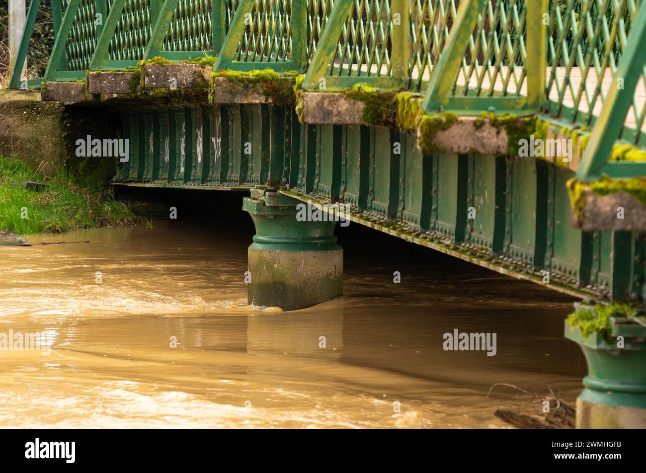 River Witham, bridge, Boultham Park, link Russell Street, Newark Road, in flood, brown waters, fast current, structure under pressure, green cast iron Stock Photo