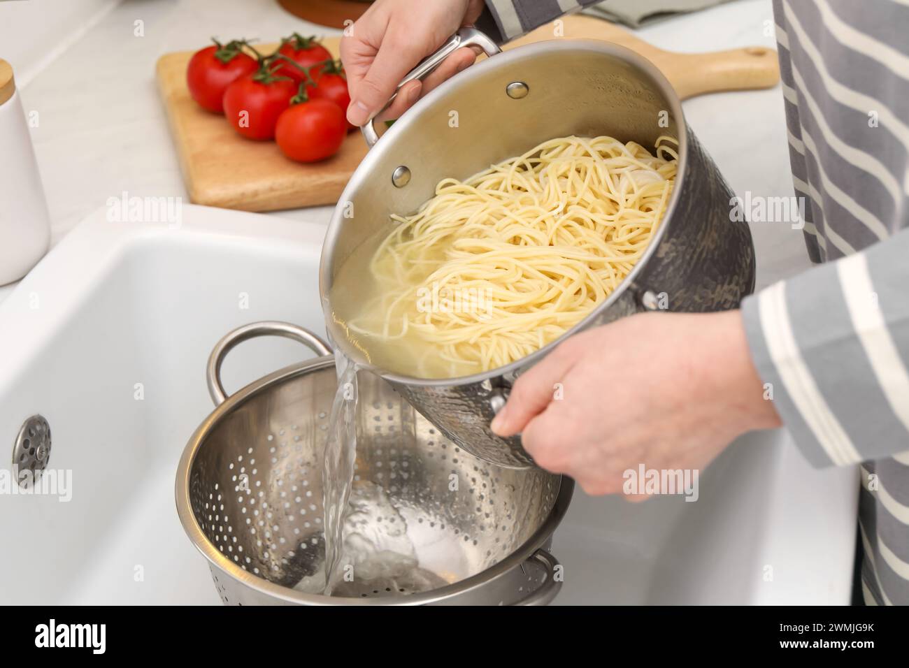Draining pasta hi res stock photography and images Alamy