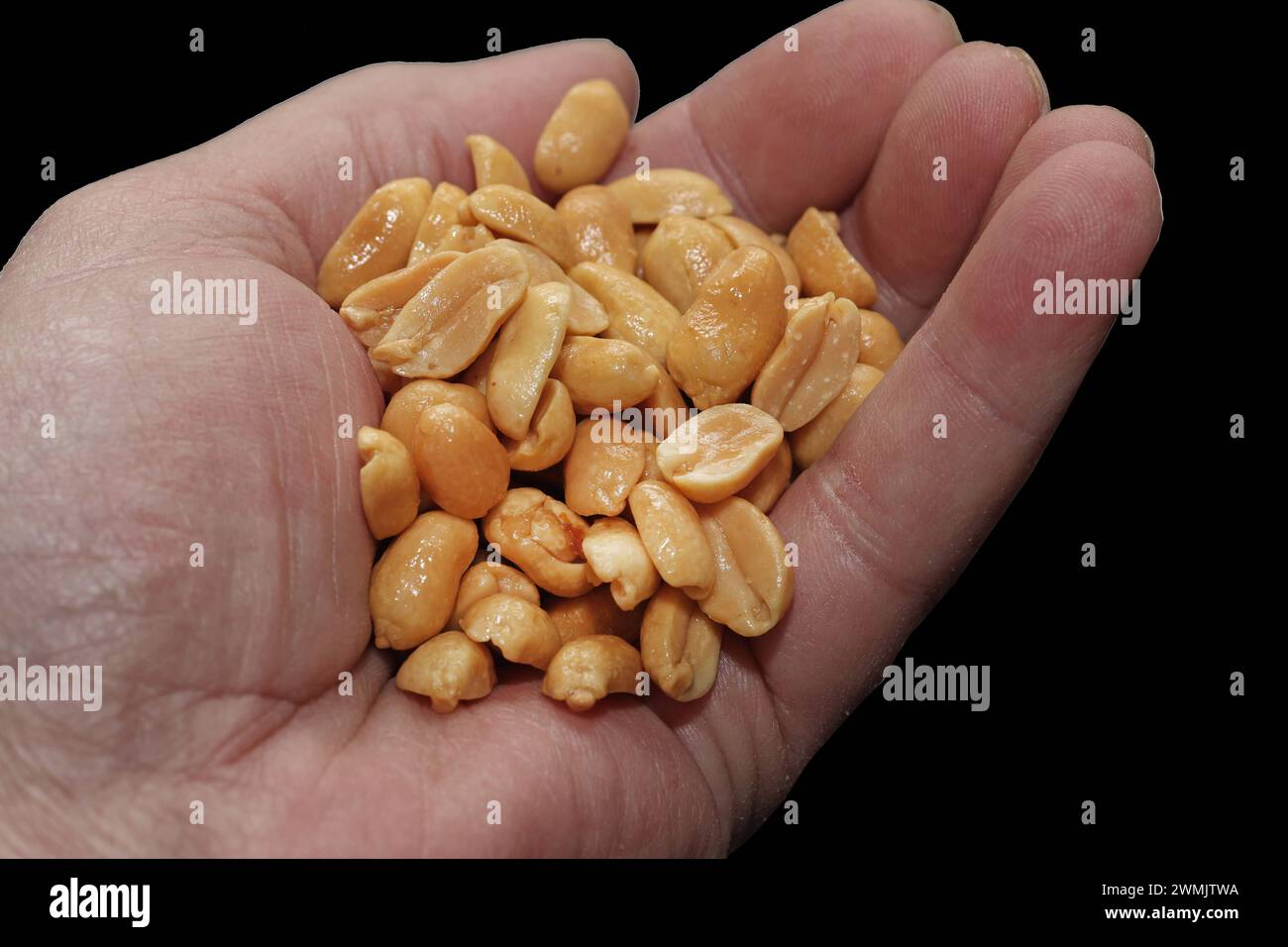 Erdnüsse als Snack BEARBEITET: Gesalzene und geröstete Erdnüsse mit hohem Fettgehalt als Snack *** Peanuts as a snack PROCESSED Salted and roasted peanuts with a high fat content as a snack Stock Photo