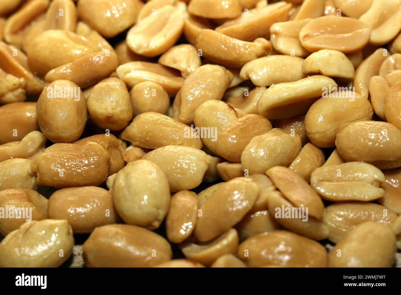 Erdnüsse als Snack Gesalzene und geröstete Erdnüsse mit hohem Fettgehalt als Snack *** Peanuts as a snack Salted and roasted peanuts with a high fat content as a snack Stock Photo