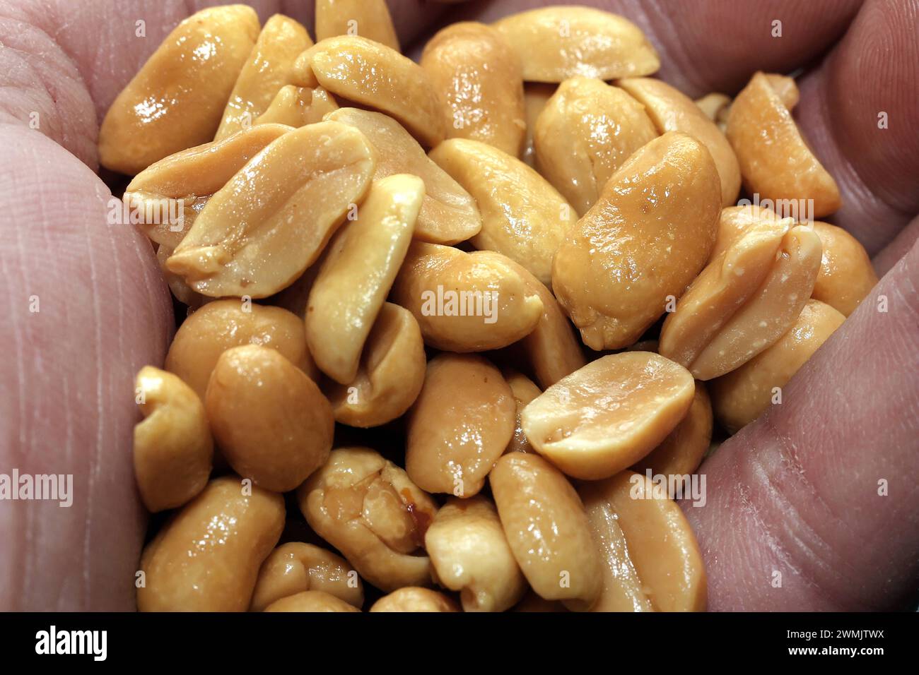 Erdnüsse als Snack Gesalzene und geröstete Erdnüsse mit hohem Fettgehalt als Snack *** Peanuts as a snack Salted and roasted peanuts with a high fat content as a snack Stock Photo