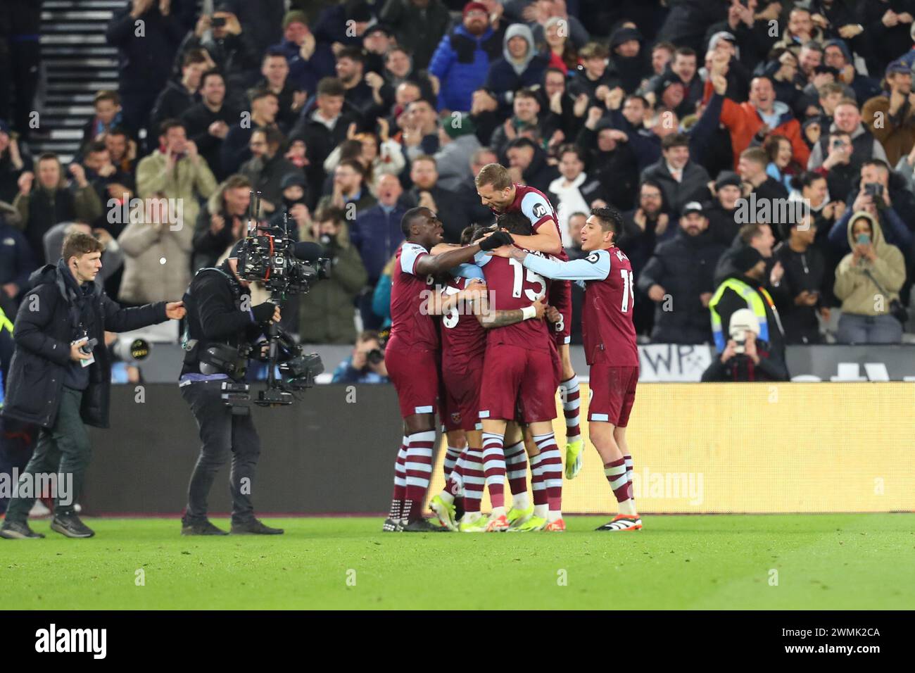 West Ham United Fans Hi-res Stock Photography And Images - Alamy