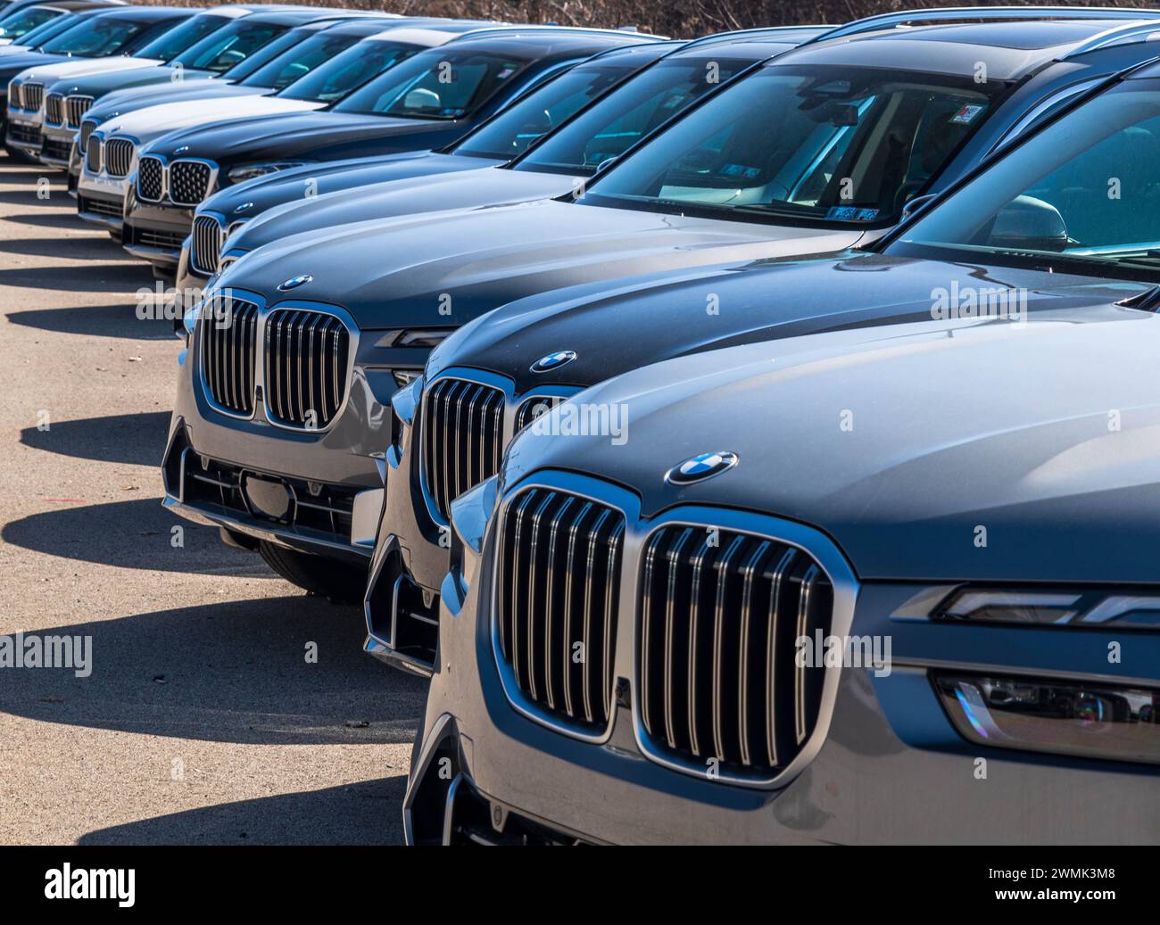 A line of new BMW vehicles for sale at a dealership Stock Photo - Alamy