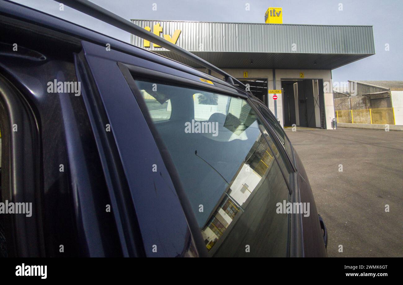 ITV Facilities or Inspection Station in Spain. Station wagon car in the foreground Stock Photo