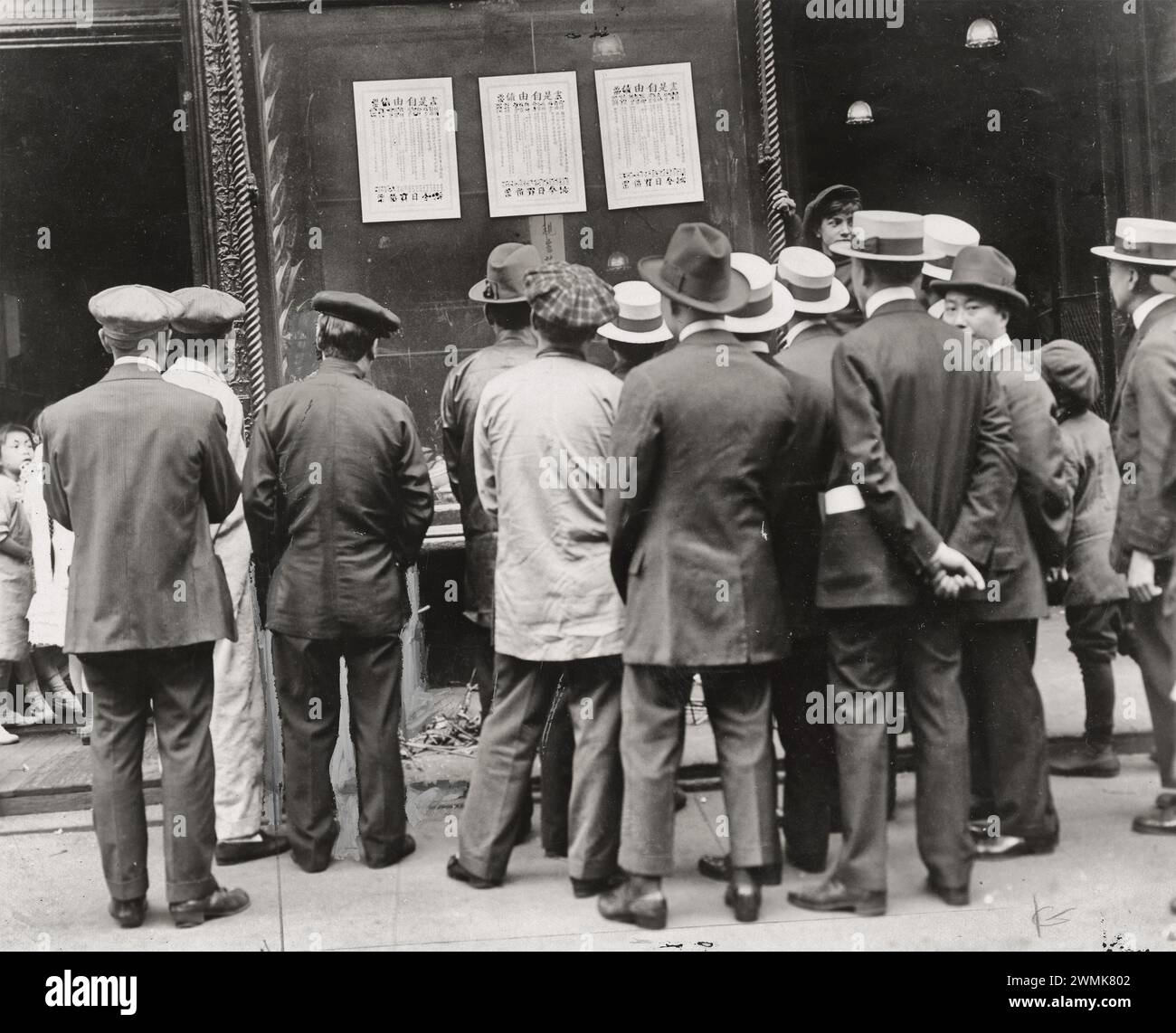 Liberty Bonds - Advertising Methods - RESIDENTS OF CHINATOWN, N.Y., reading first Liberty Loan appeal. June 1917 Stock Photo